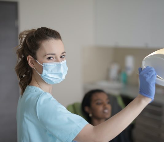 What’s the Difference Between a Dental Hygienist and Dental Assistant?