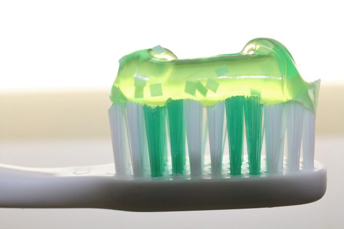toothbrush-2789792_1920