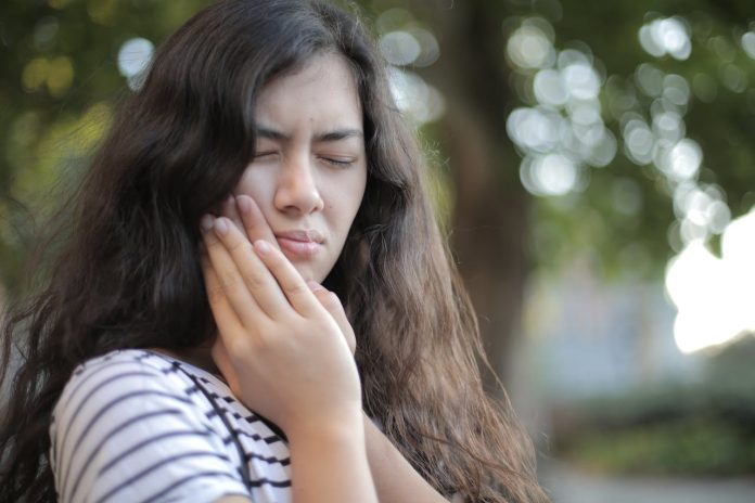 pexels-olly-3808804 dental emergency pain